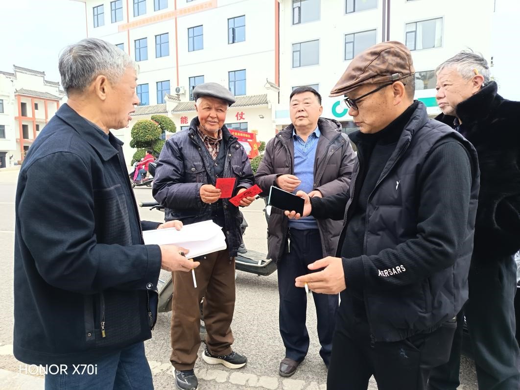 黄梅向氏文化研究中心理事会开展宗亲岁末送春风行动