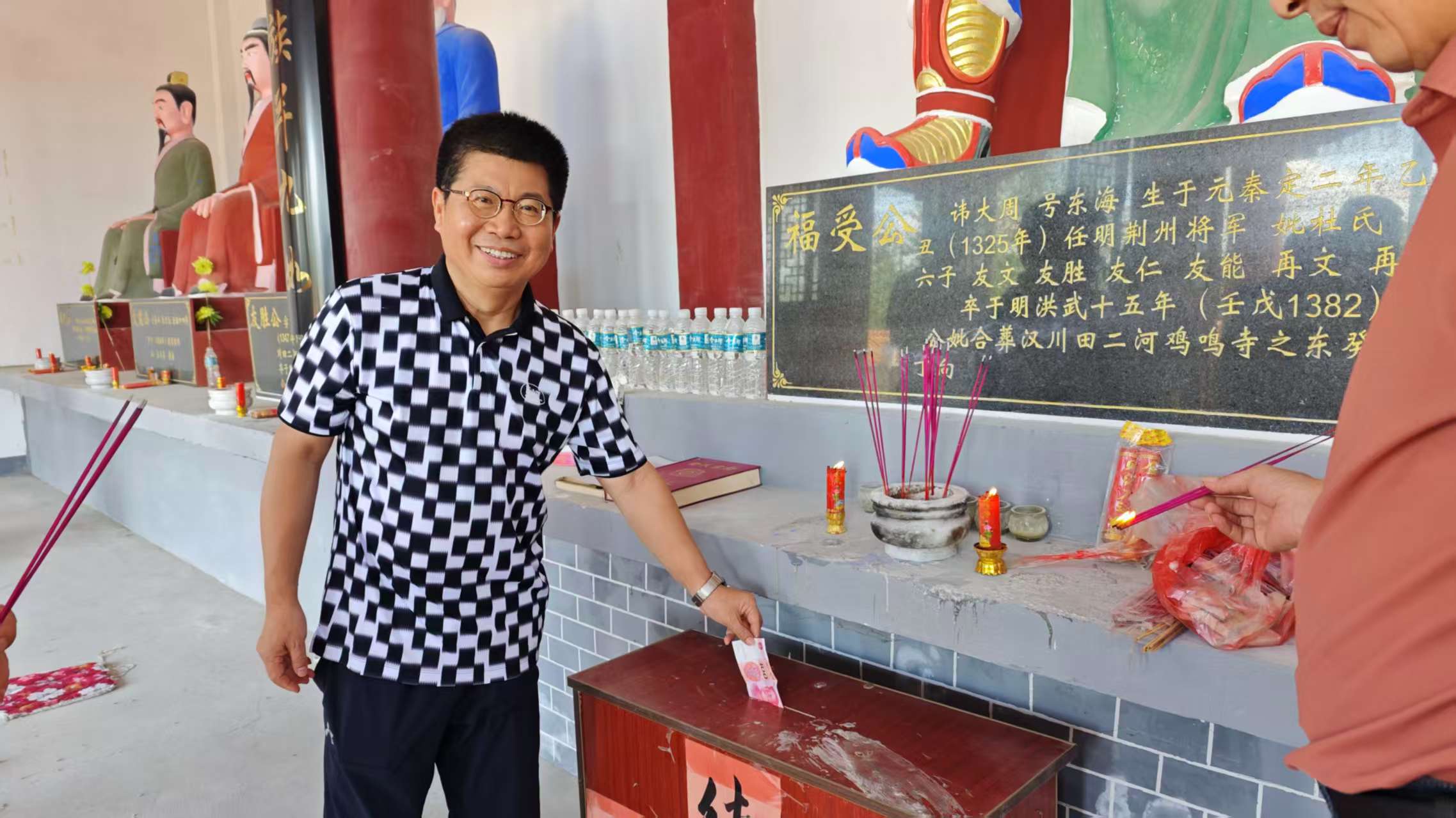 友进捐香火.jpg